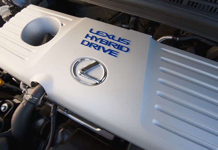 Το Lexus CT 200h είναι το πρώτο premium μικρομεσαίο υβριδικό και το υβριδικό του σύστημα βασίζεται σε αυτό της Toyota.